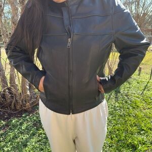 Unik Women's Sleek Black Leather Jacket